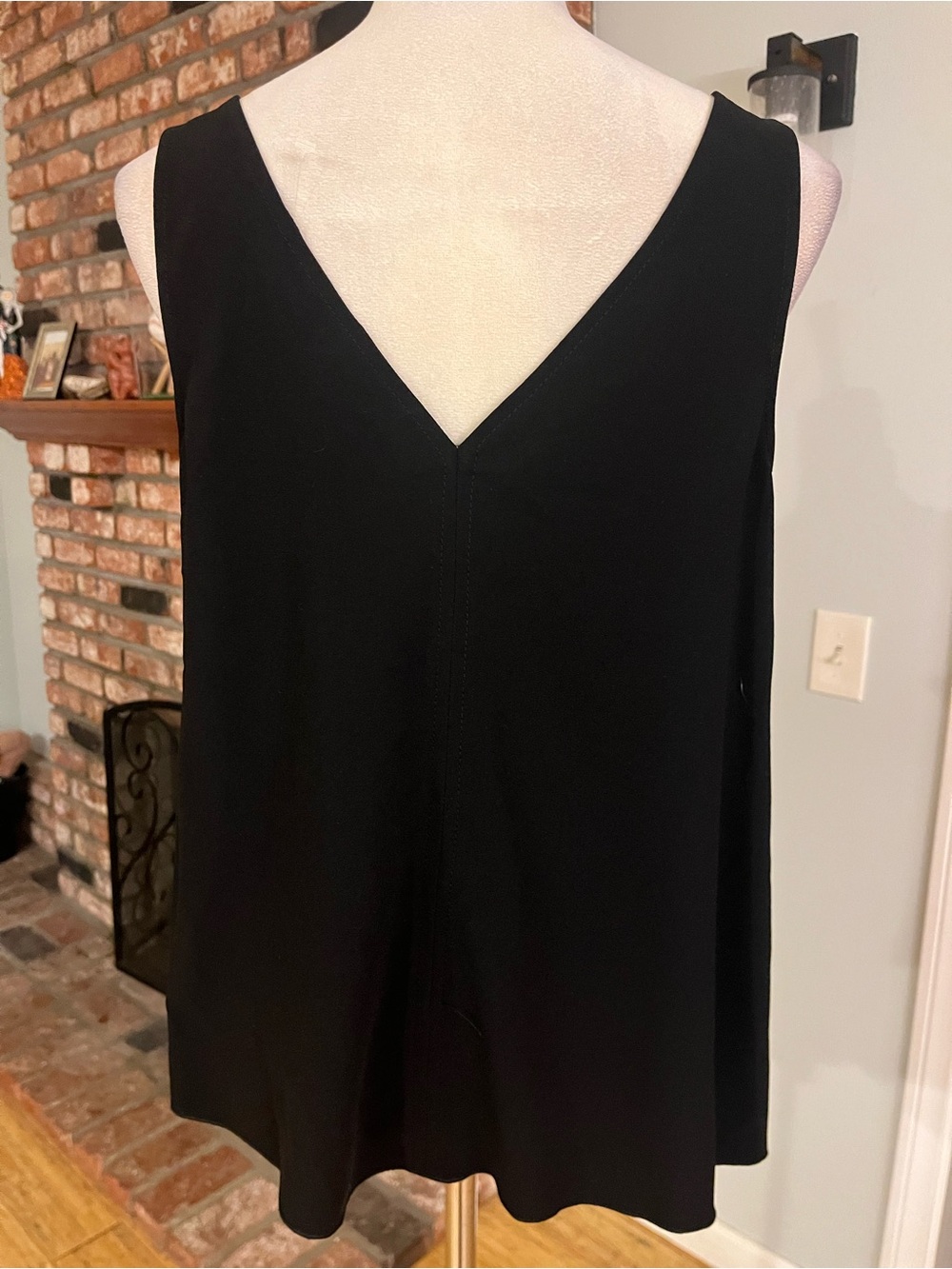 Trina Turk ptp 19 Black V-Neck Tie-Shoulder Blouse - Picture 4 of 4